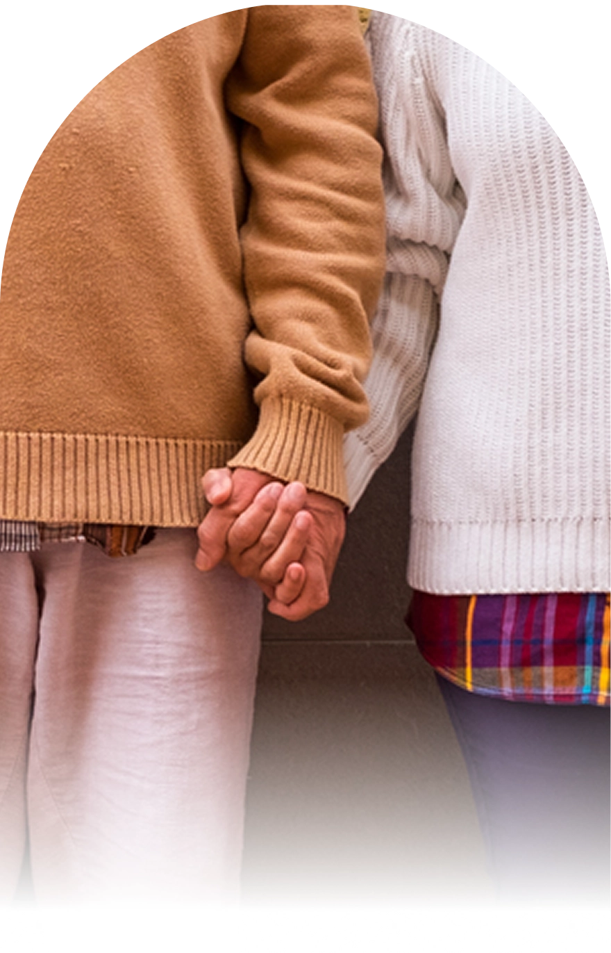 Visuel représentant des personnes debout se tenant la main