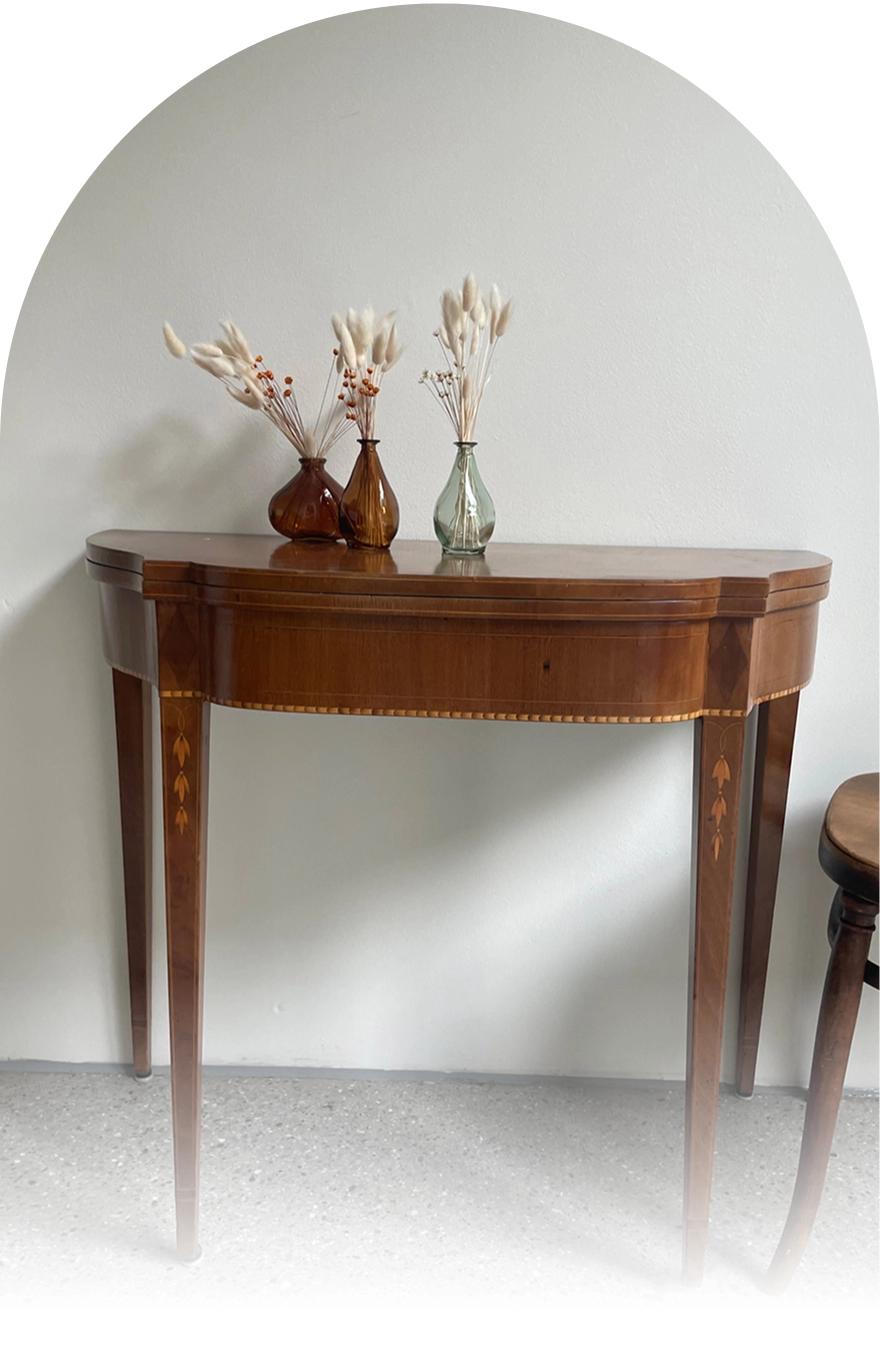 Table avec des fleurs séchées dans des vases