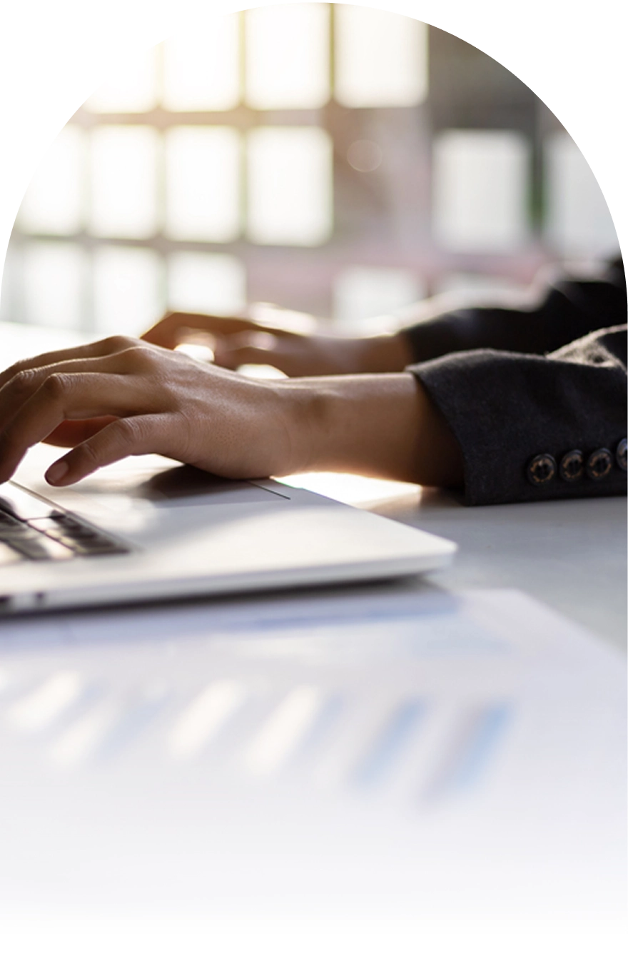 Visuel représentant une main qui tape sur un ordinateur portable