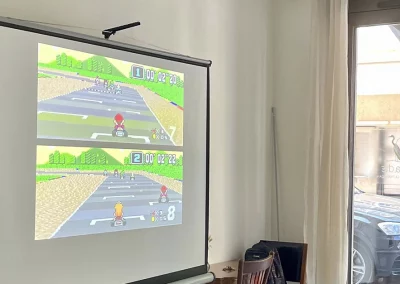 Ecran de projection avec jeu de voiture en fond